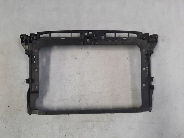Рамка радіатора 3V0805588 VAG