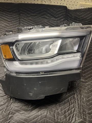 Фара правая Chrysler 68316082AH ціна, від 372.20 USD