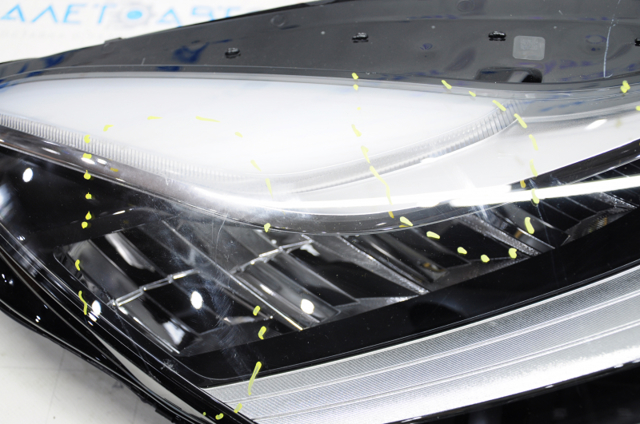 Фара передня права Tesla 107737200L