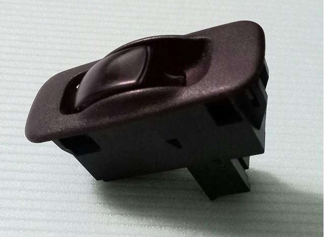 Кнопки переднього правого склопід'ємника Mitsubishi MR740601