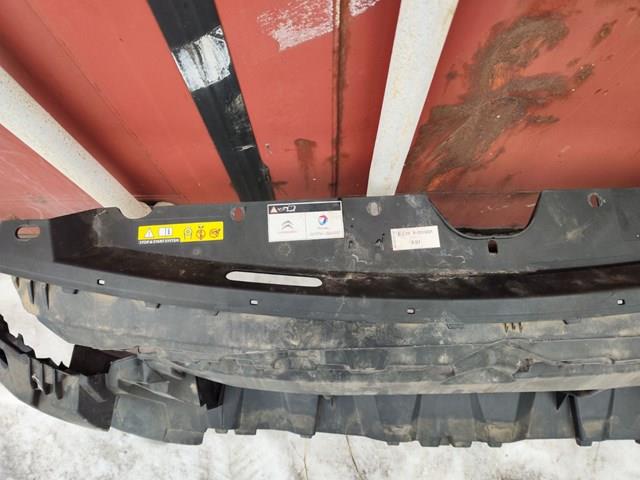 Кронштейн бампера переднього, центральний 9810895080 Peugeot/Citroen