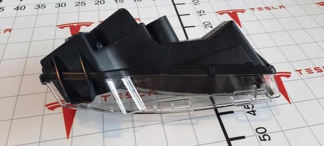 Протитуманка права Tesla Motors 107739200F ціна, від 45.60 USD