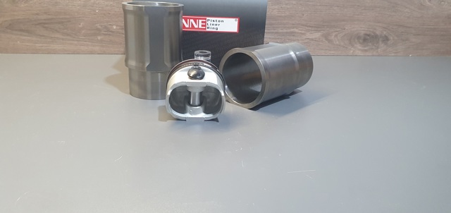 Купити 0400290 Mahle Original Комплект поршневий (поршень + гільза)