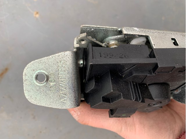 Замок дверей багажника Mercedes A2127400335 ціна, від 57.01 USD
