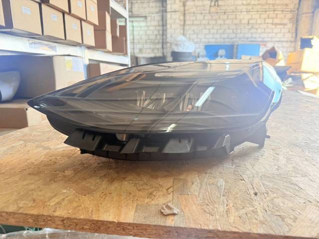 Купити 107737100K Tesla Основна фара в зборі ліва
