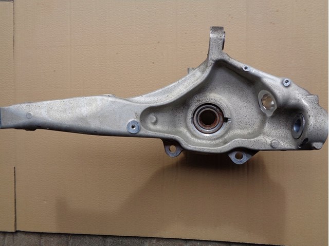 LR138443 Land Rover Цапфа поворотна ліва