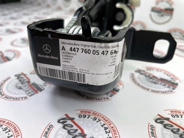 Ролик дверей бічних/зсувних, правий центральний Mercedes A447760054764