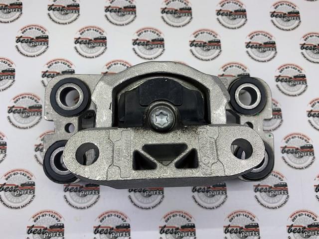 LR024738 Land Rover Опора кпп