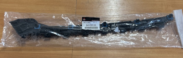Направляюча заднього бампера, права 6410D536 Mitsubishi
