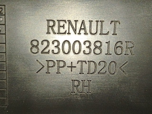 Скло задньої двері правої 823003816R Renault (RVI)
