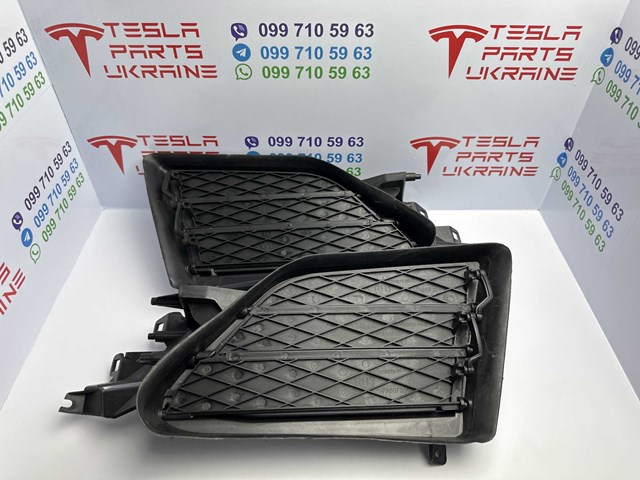 Решітка переднього бампера, права 105800700J Tesla