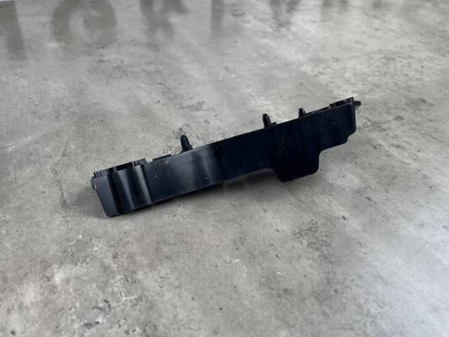 Кронштейн бампера переднього, правий LR055883 Land Rover