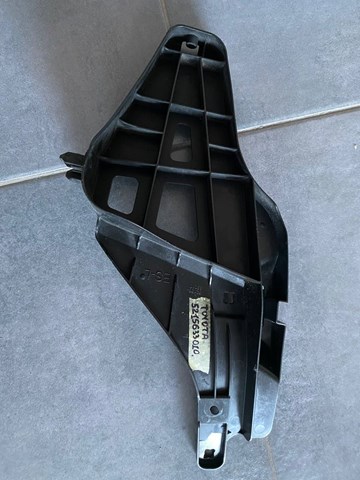 Купити 5215633010 Toyota Кріплення бамера ліве