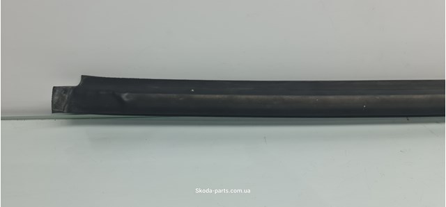  Ущільнювач скла передніх дверей лівої, зовнішній (планка) Skoda Octavia 