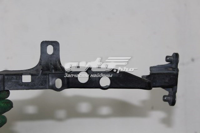 7L0805734 Porsche Кронштейн передньої панелі, правий