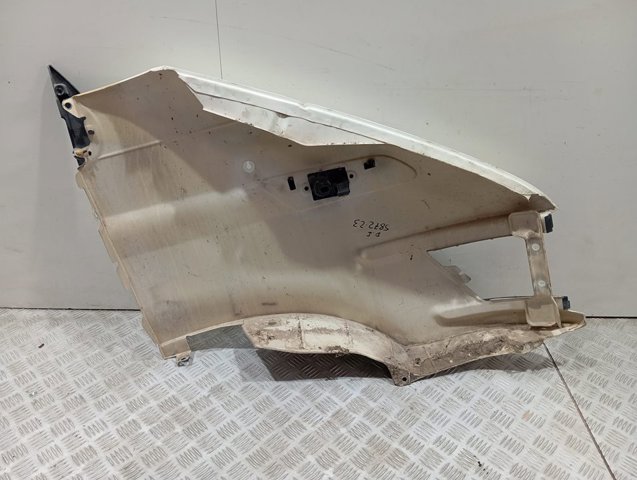 Бічна частина передня ліва Iveco 99489805