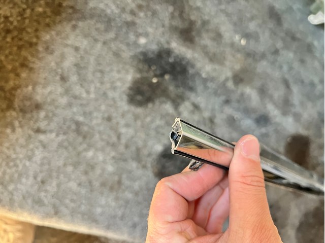 Купити GHP950640F Mazda Молдинг опускного скла нижній, двері передньої, правої
