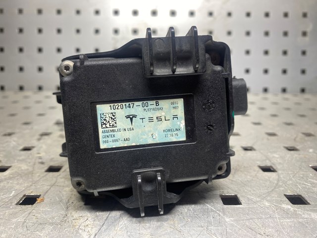  Tesla 102014700B