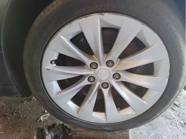 107689100B Tesla 