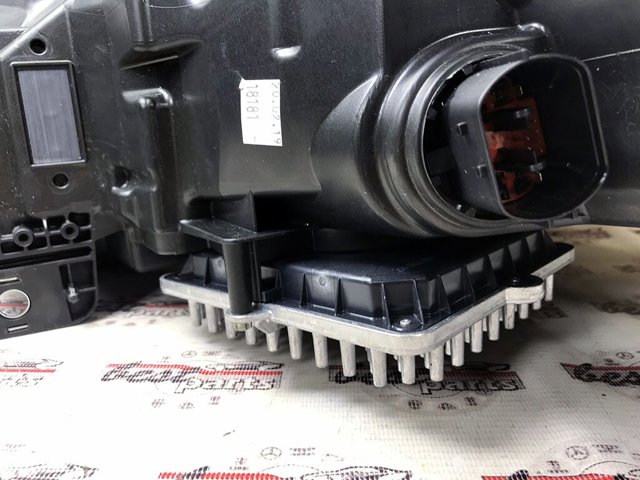 Фара права LR116432 Land Rover
