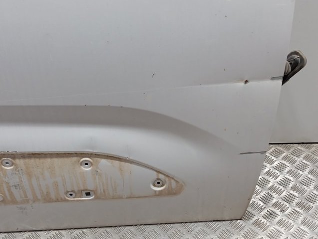 Двері праві передні 9820423180 Peugeot/Citroen