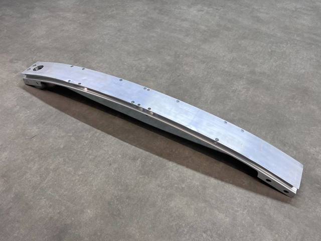 Підсилювач бампера переднього LR136981 Land Rover