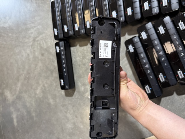 Кнопка аварійки A9079056006 Mercedes