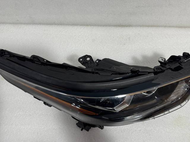 811100E521 Toyota Основна фара - вставка