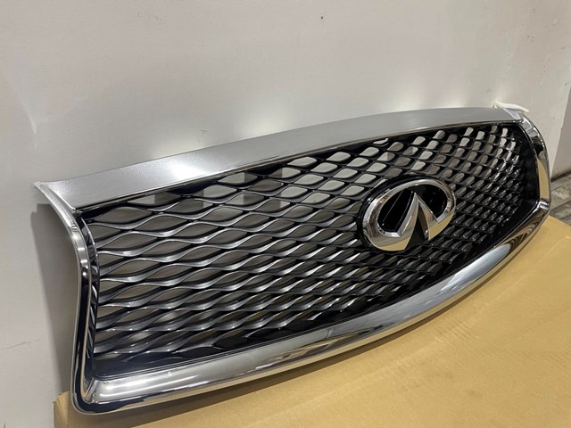 Решітка радіатора 623104HB0B Nissan/Infiniti