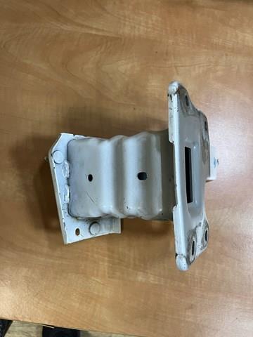 Кронштейн кріплення бампера переднього правий Renault (RVI) 622101466R