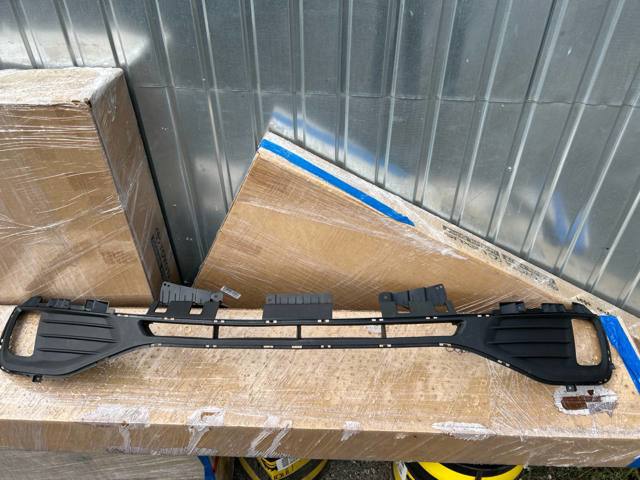 Решітка переднього бампера, центральна FPS FP4024912 ціна, від 45.70 USD