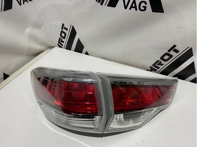 Задній лівий зовнішній ліхтар Toyota 815600E100