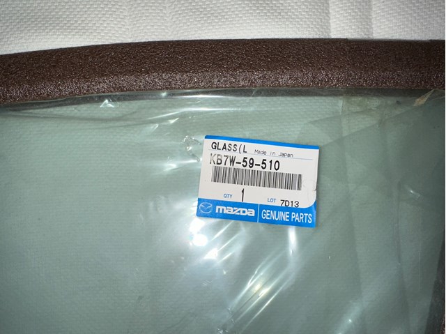 Скло пасажирських дверей Mazda KB7W58510