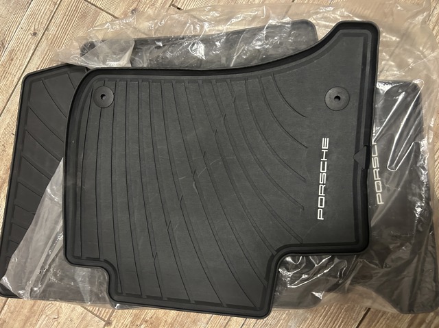 Комплект килимків Porsche 95804480051 ціна, від 121.09 USD