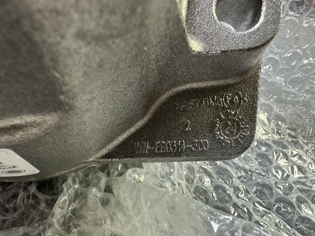 Подушка (опора) двигуна, ліва LR141387 Land Rover
