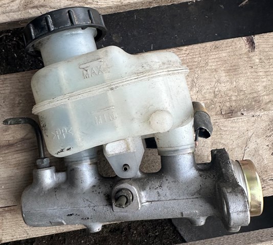 Циліндр головний гальма (Гідротормоз) Mitsubishi MR527633 ціна, від 25.51 USD