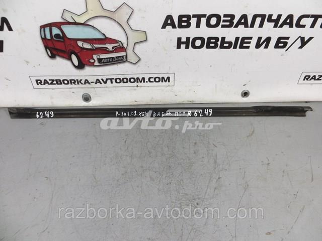  Ущільнювач скла передніх дверей правої, зовнішній (планка) Peugeot 307 