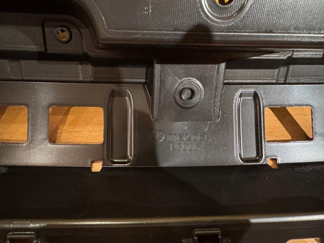 Кронштейн решітки радіатора Mazda KBB350722A ціна, від 53.30 USD