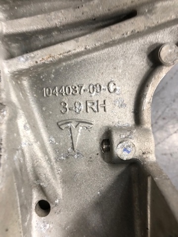 Стакан-амортизатора 104403700C Tesla