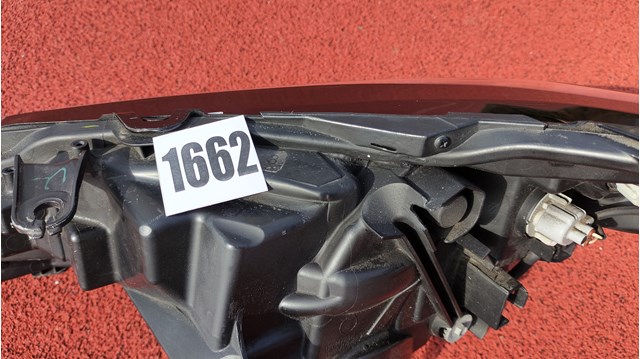Фара передня права Toyota 811100E270