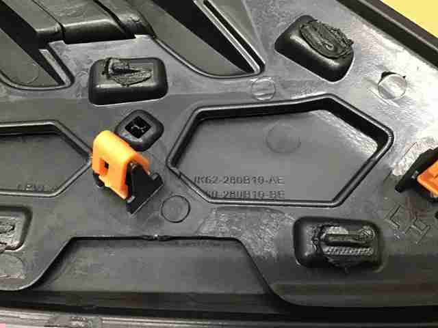 Молдинг переднього лівого крила Land Rover LR098791