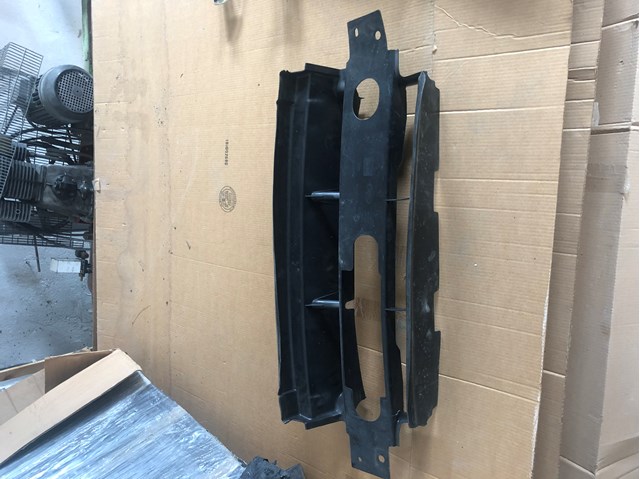 Купити LR098001 Land Rover Повітропровід (дефлектор) радіатора, нижній