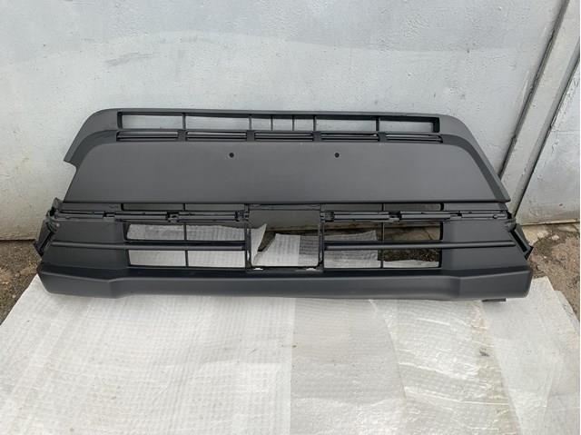 Решітка переднього бампера, центральна Suzuki 7172186R005PK