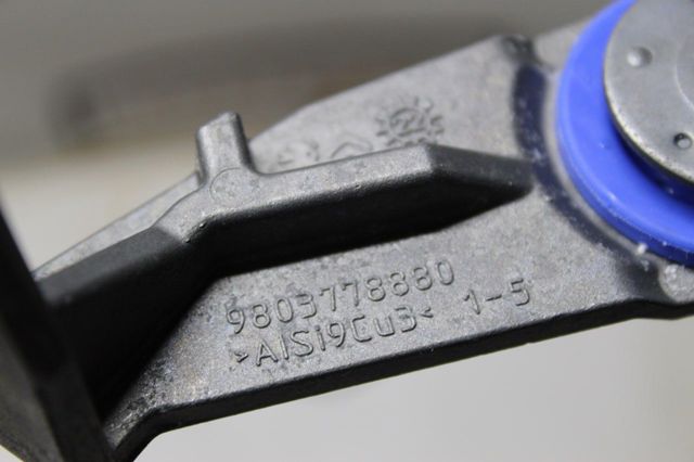 Подушка радіатора охолодження, верхня 9803778880 Peugeot/Citroen