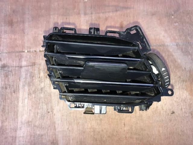 Решітка повітропровода ліва Ford JX7B19C696 ціна, від 7.60 USD