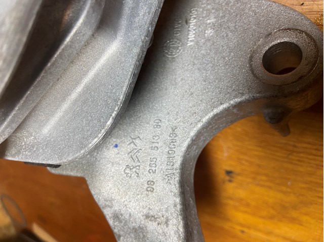 Подушка (опора) двигуна, ліва 9826551380 Peugeot/Citroen