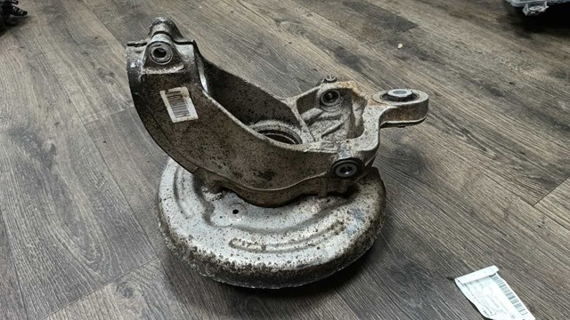 LR024482 Land Rover Цапфа поворотна права