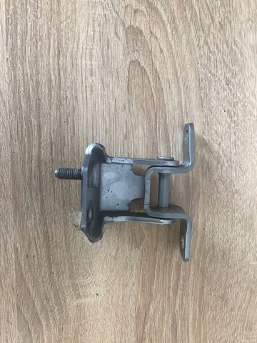 KB7W73210 Mazda Петля задніх лівих дверей