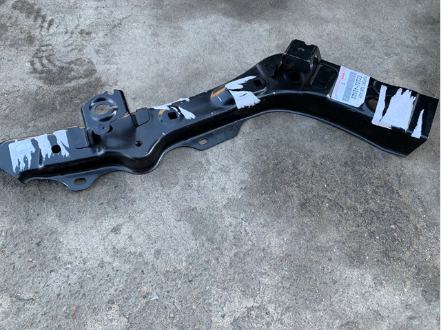 Кронштейн радіатора верхній, лівий на Toyota RAV4 III A3