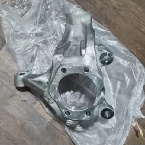 Цапфа - поворотний кулак передній, правий 400145NA0A Nissan/Infiniti